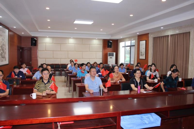 市残联中层以上同志与残疾人一起收看阅兵式.jpg 市残联中层以上同志与残疾人一起收看阅兵式.jpg