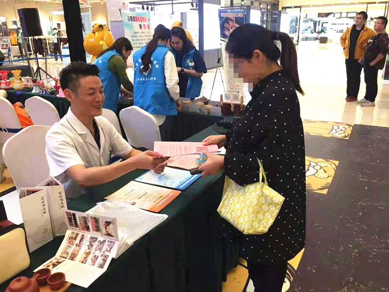 宜兴市第28个世界精神卫生日广场义卖宣传活动2.jpg