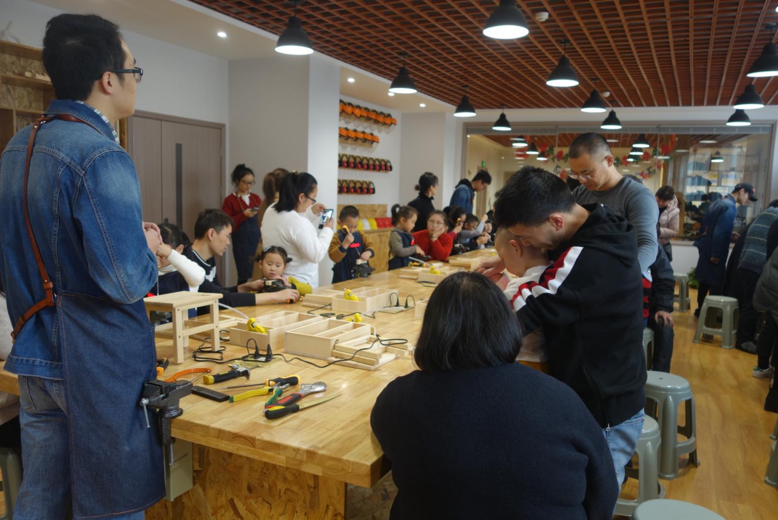 宜兴市博爱家园儿童成长中心亲子木工活动.jpg 宜兴市博爱家园儿童成长中心亲子木工活动.jpg