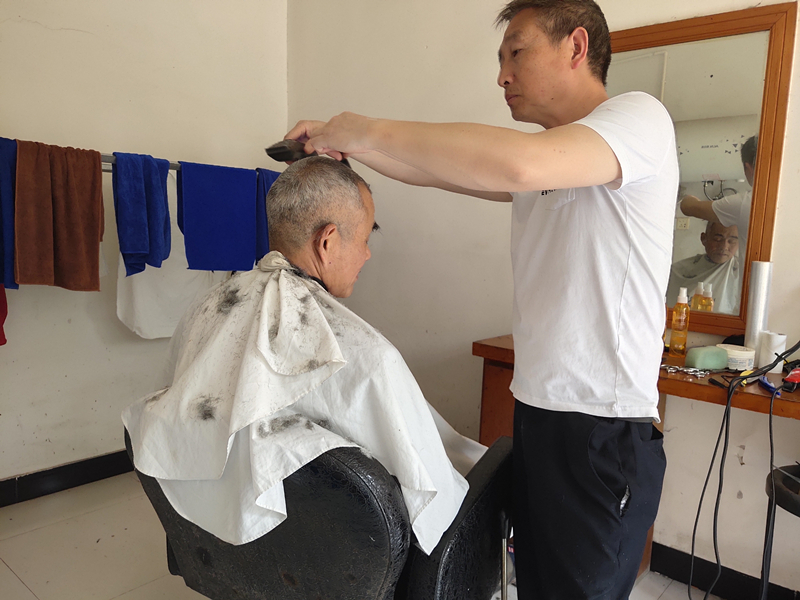西渚镇残疾人吴顺松:在逆境中顽强成长.jpg 西渚镇残疾人吴顺松:在逆境中顽强成长.jpg