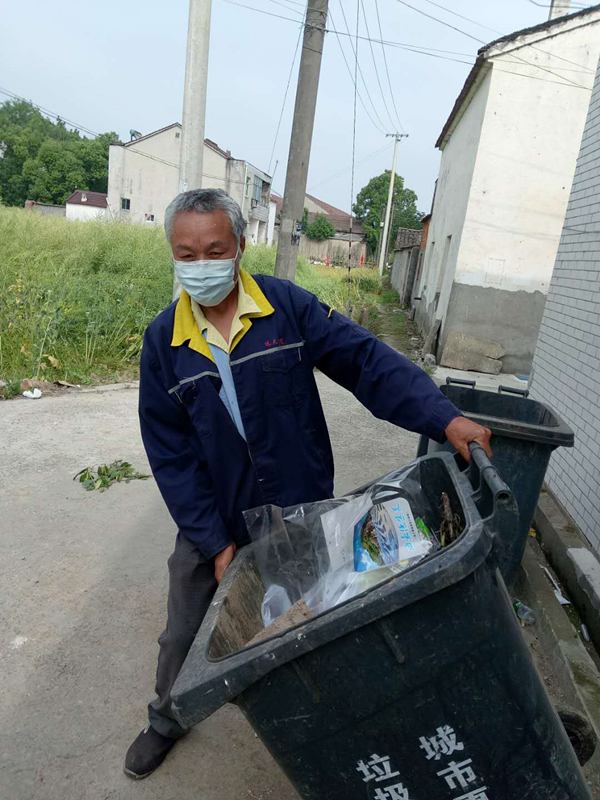 西渚镇残疾人保洁员 为美丽乡村护航.jpg 西渚镇残疾人保洁员 为美丽乡村护航.jpg