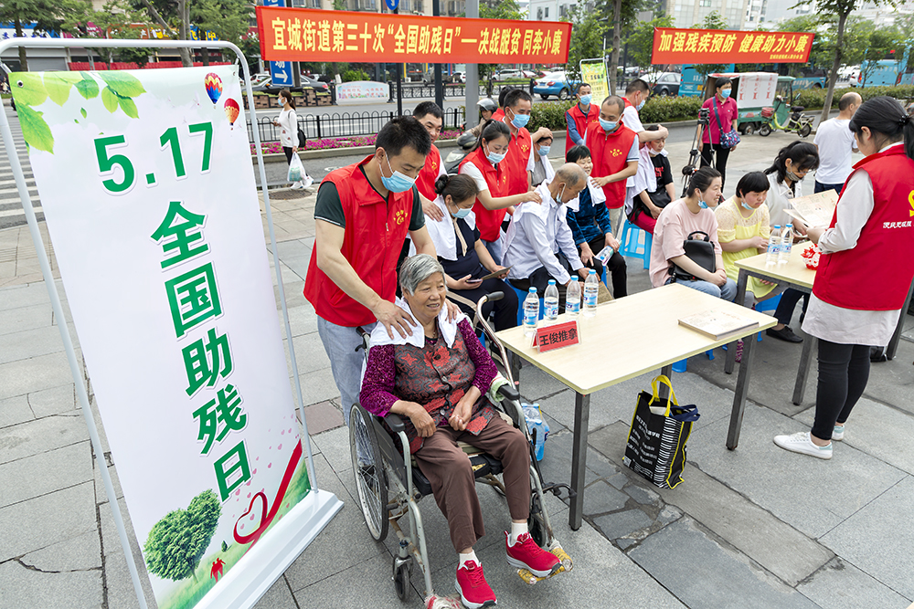 爱心助残志愿行  扶助脱贫奔小康--宜城街道助残日活动.jpg