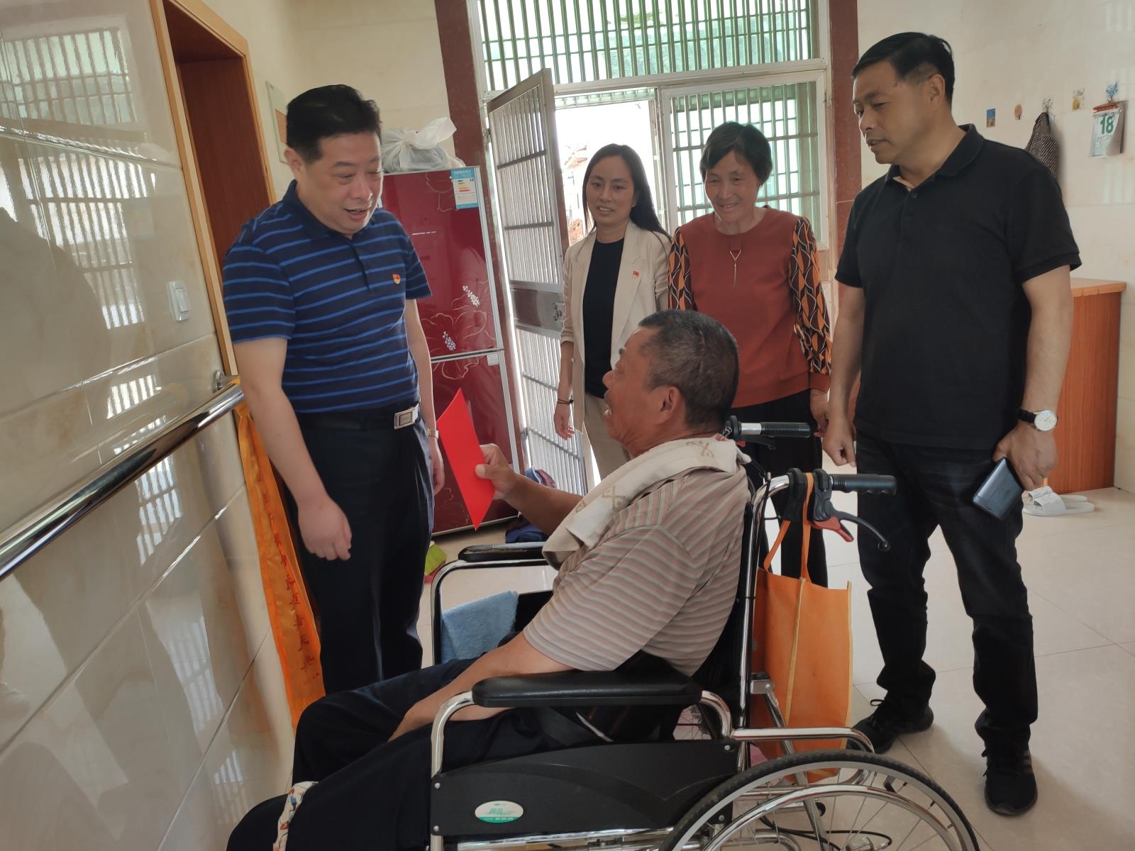 徐舍镇领导走访慰问困难残疾人.jpg 徐舍镇领导走访慰问困难残疾人.jpg