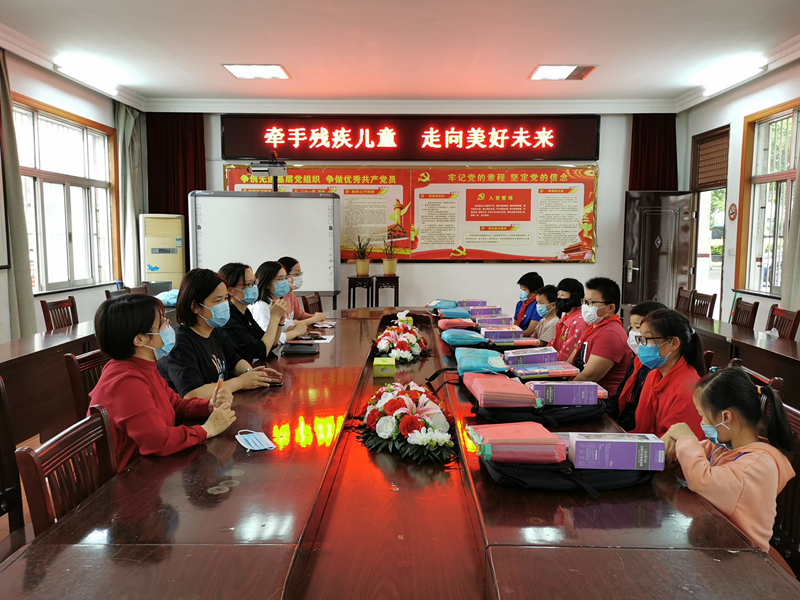 走访残疾儿童.jpg 走访残疾儿童.jpg