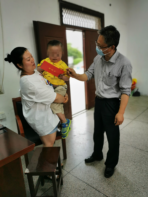 芳桥街道残联走访慰问困难残疾儿童.jpg 芳桥街道残联走访慰问困难残疾儿童.jpg