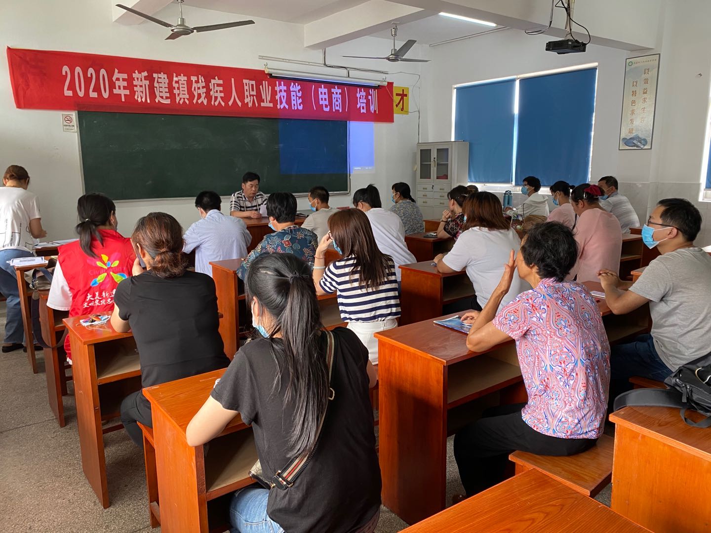 新建镇残联开展残疾人职业技能培训班.jpg 新建镇残联开展残疾人职业技能培训班.jpg