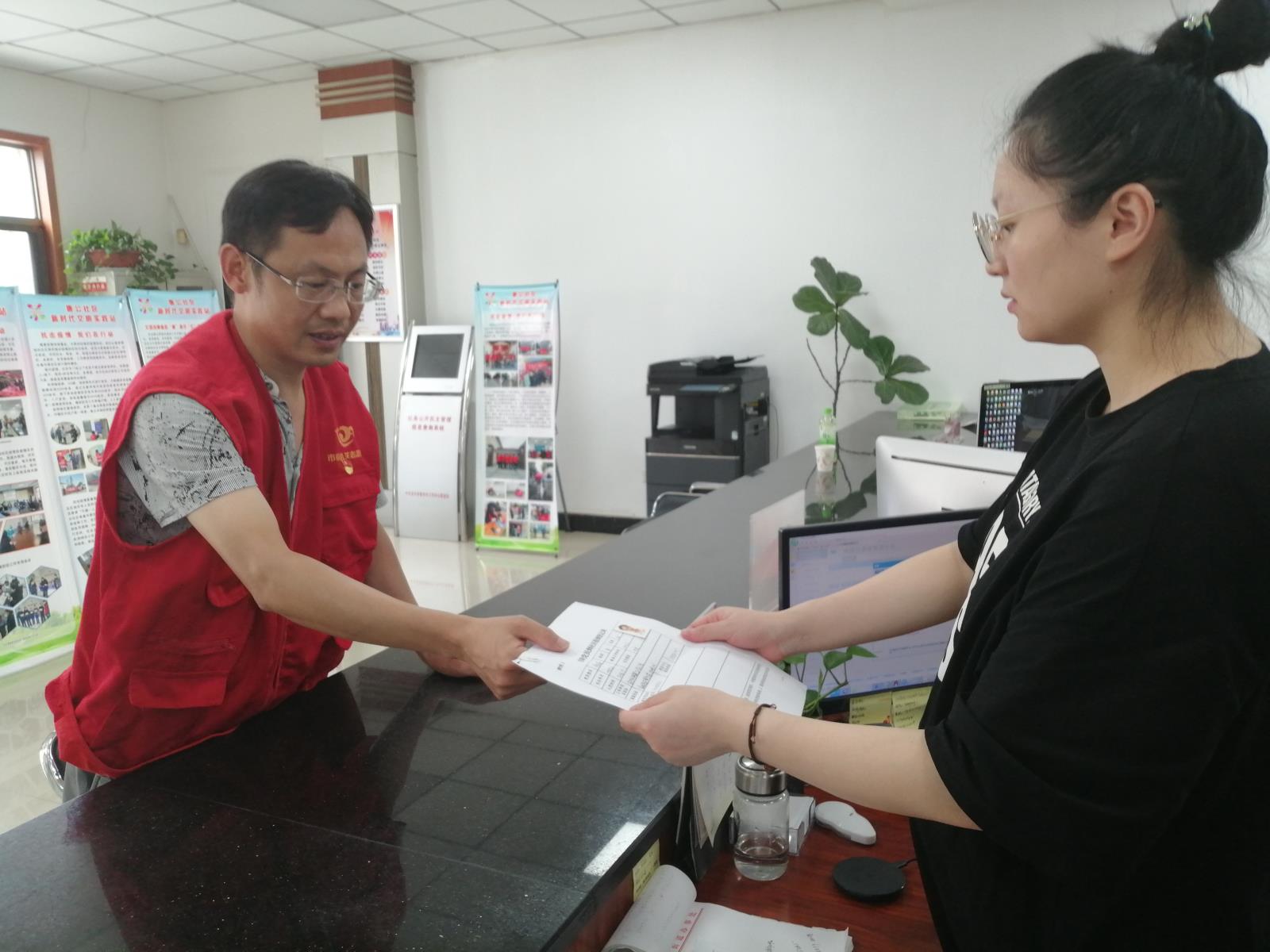 党员第一时间到社区报到.jpg 党员第一时间到社区报到.jpg