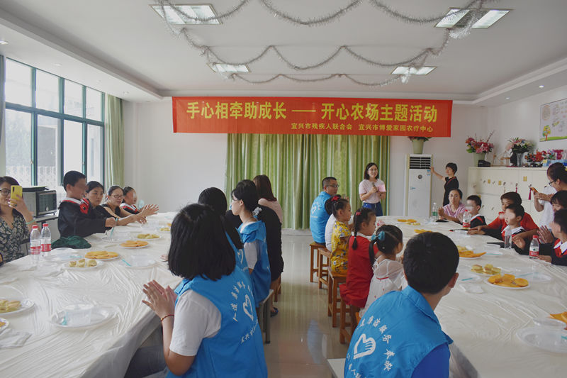 自闭症儿童和小志愿者一起准备开始做蛋糕.jpg 自闭症儿童和小志愿者一起准备开始做蛋糕.jpg