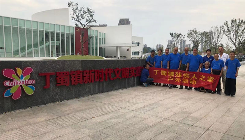丁蜀镇残疾人志愿者开展拾垃圾公益活动1.jpg 丁蜀镇残疾人志愿者开展拾垃圾公益活动1.jpg