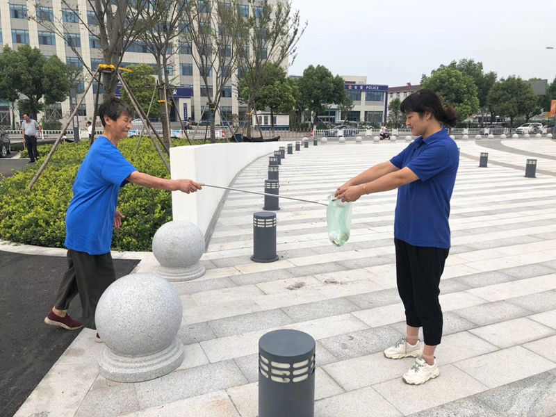 丁蜀镇残疾人志愿者开展拾垃圾公益活动2.jpg 丁蜀镇残疾人志愿者开展拾垃圾公益活动2.jpg
