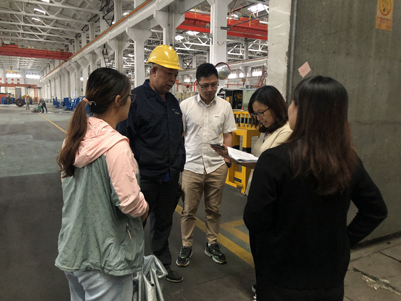 邹云科长了解残疾职工在岗情况.jpg 邹云科长了解残疾职工在岗情况.jpg