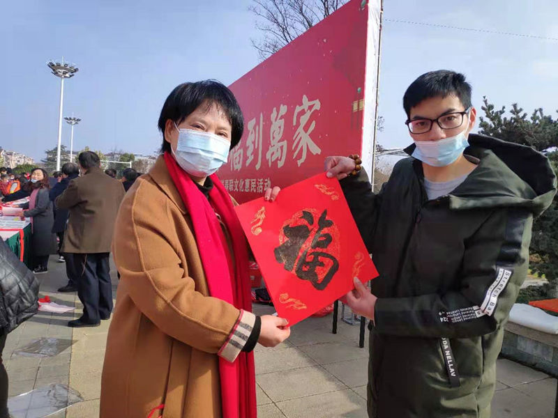 张渚镇书法家为残疾人送“福”_副本.jpg 张渚镇书法家为残疾人送“福”_副本.jpg