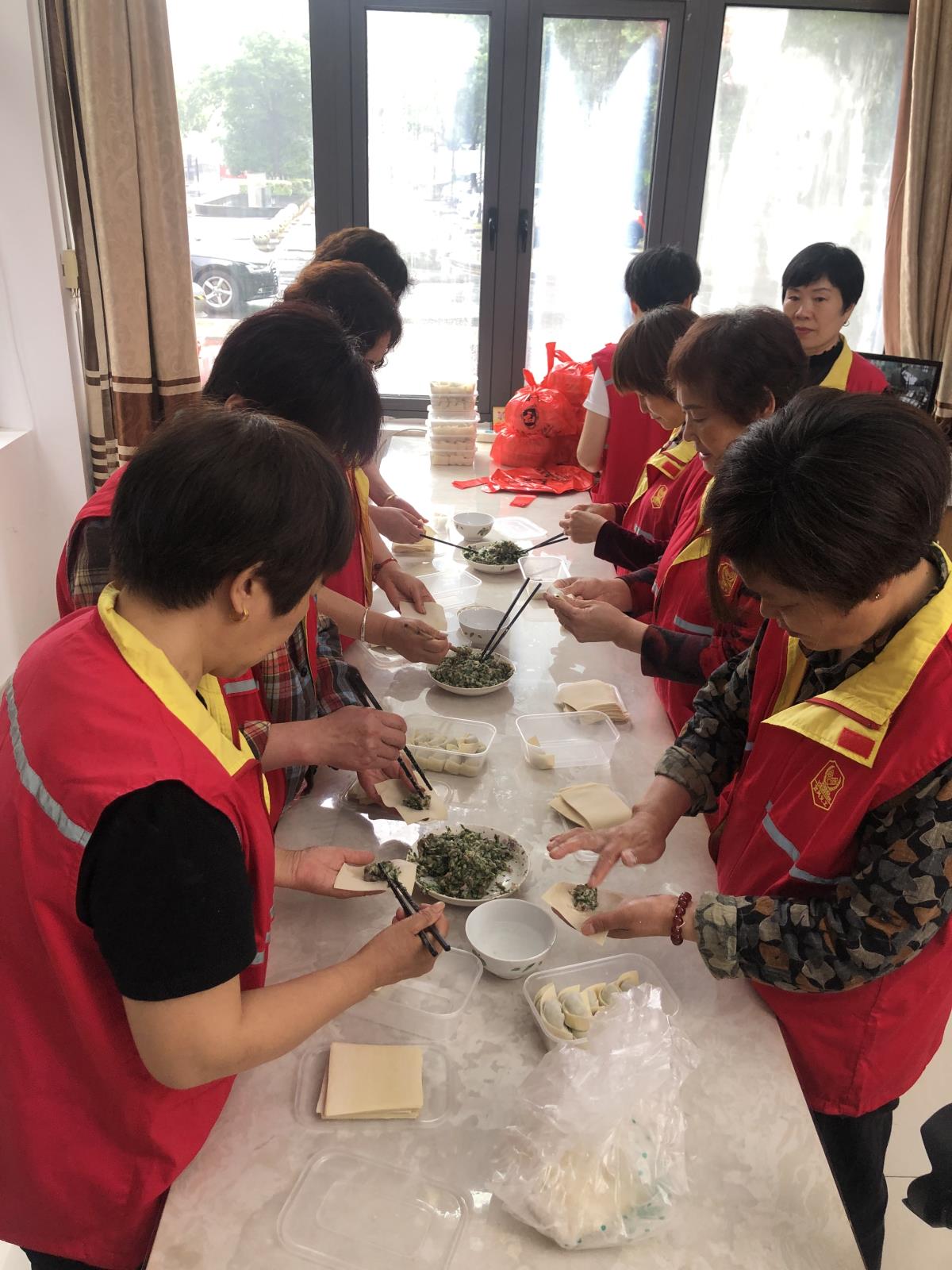 谈家干助残.jpg 谈家干助残.jpg