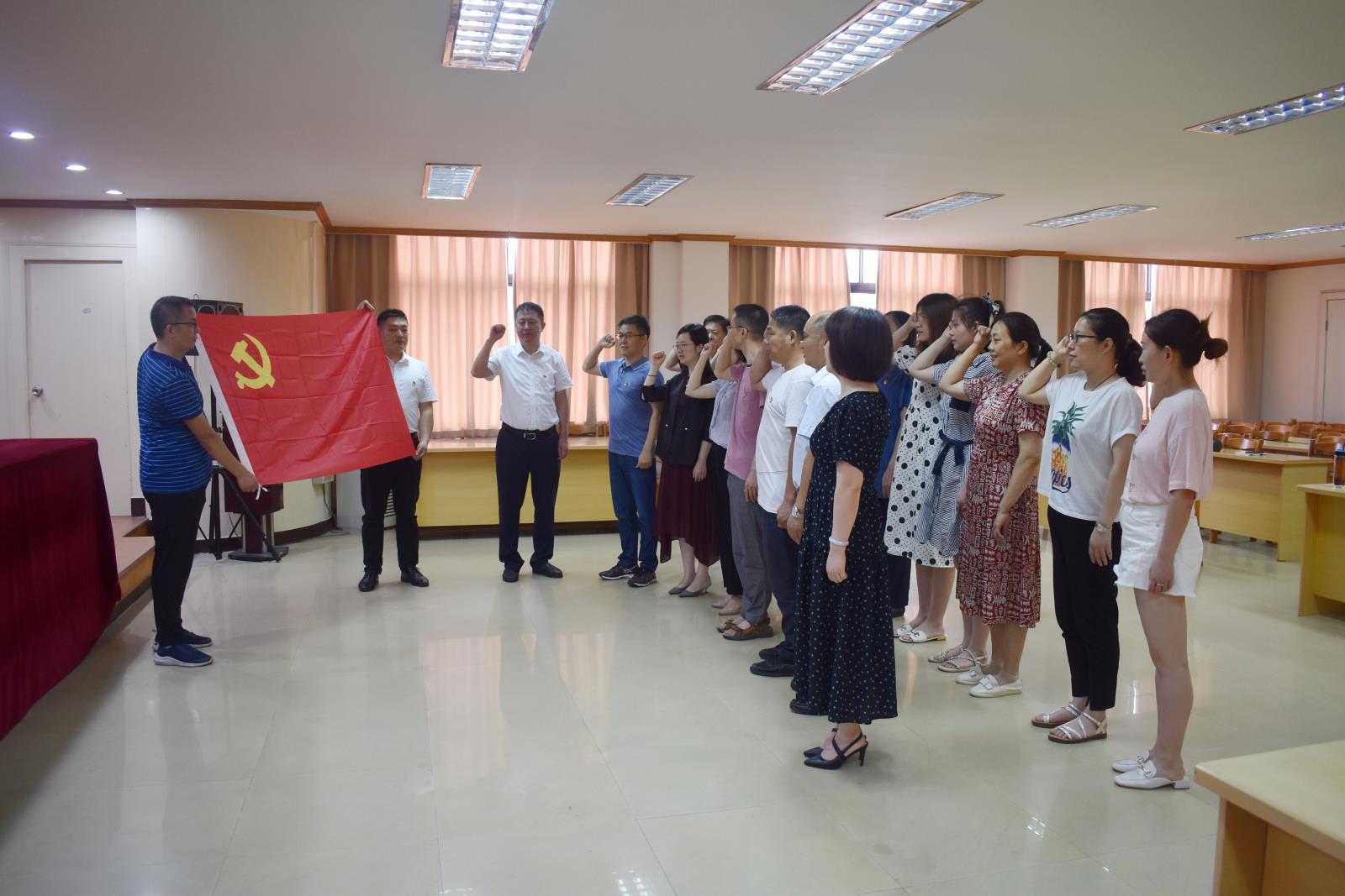 宜兴市残联组织收看庆祝建党100周年大会实况.jpg