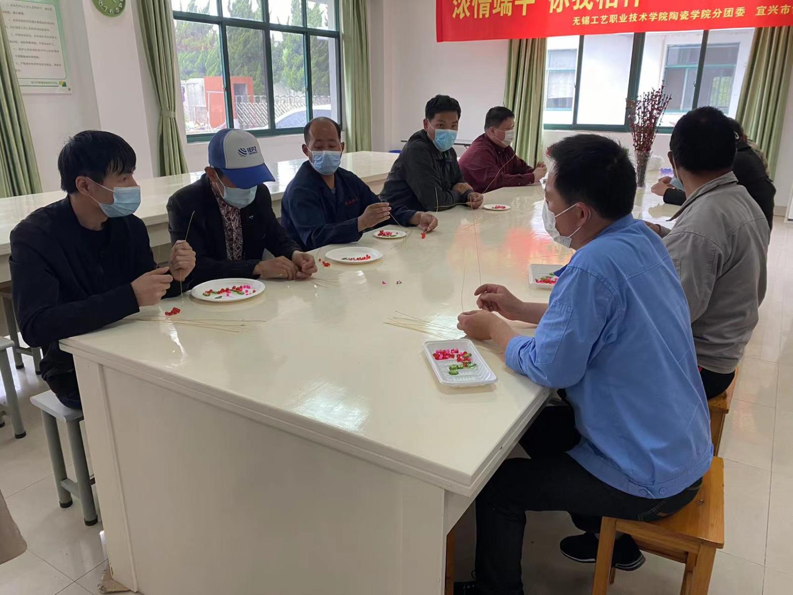 手工制作玻璃球花——宜兴市新建镇残联组织残疾人开展农疗活动.jpg 手工制作玻璃球花——宜兴市新建镇残联组织残疾人开展农疗活动.jpg