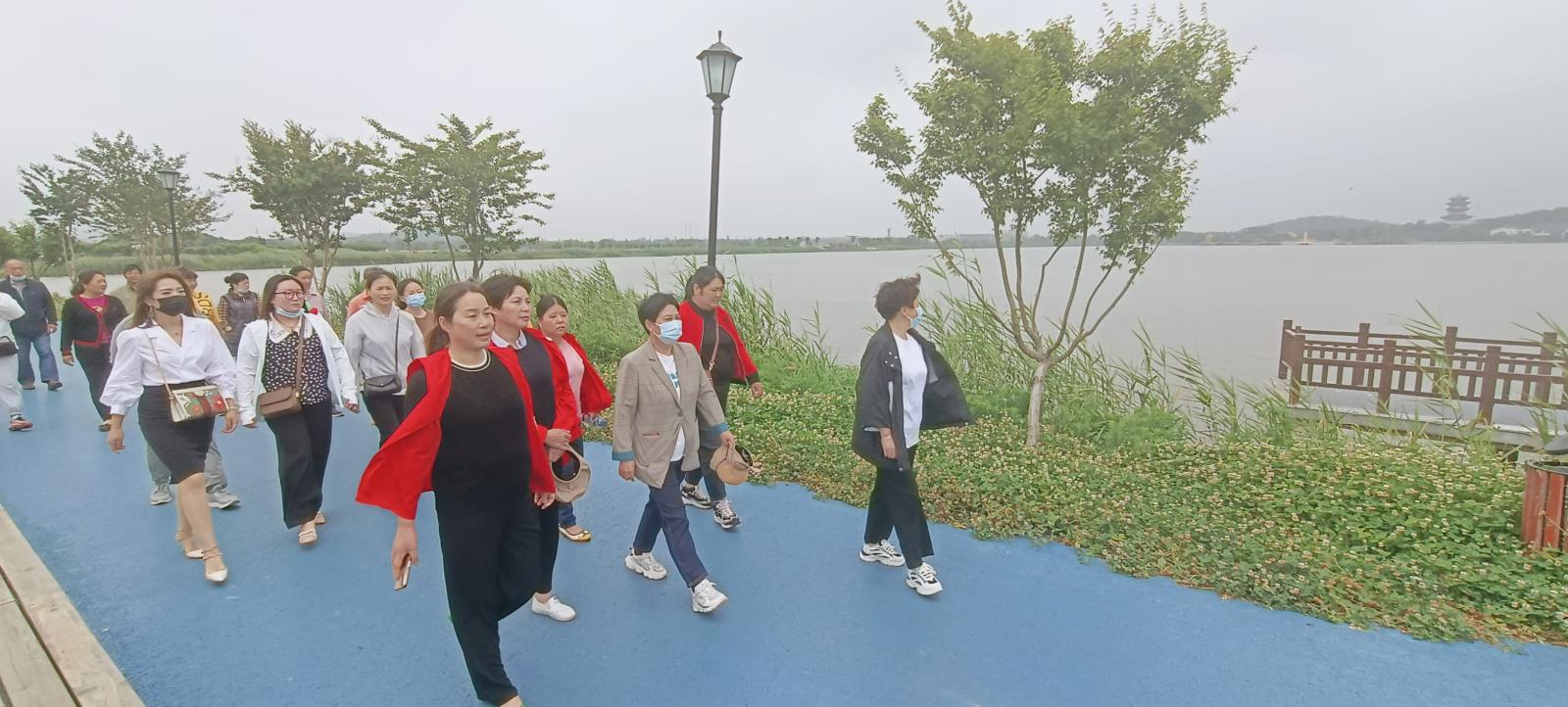 看家乡变化 悟家乡发展——宜兴市芳桥街道残联组织残疾人游览阳山荡风景区.jpg 看家乡变化 悟家乡发展——宜兴市芳桥街道残联组织残疾人游览阳山荡风景区.jpg