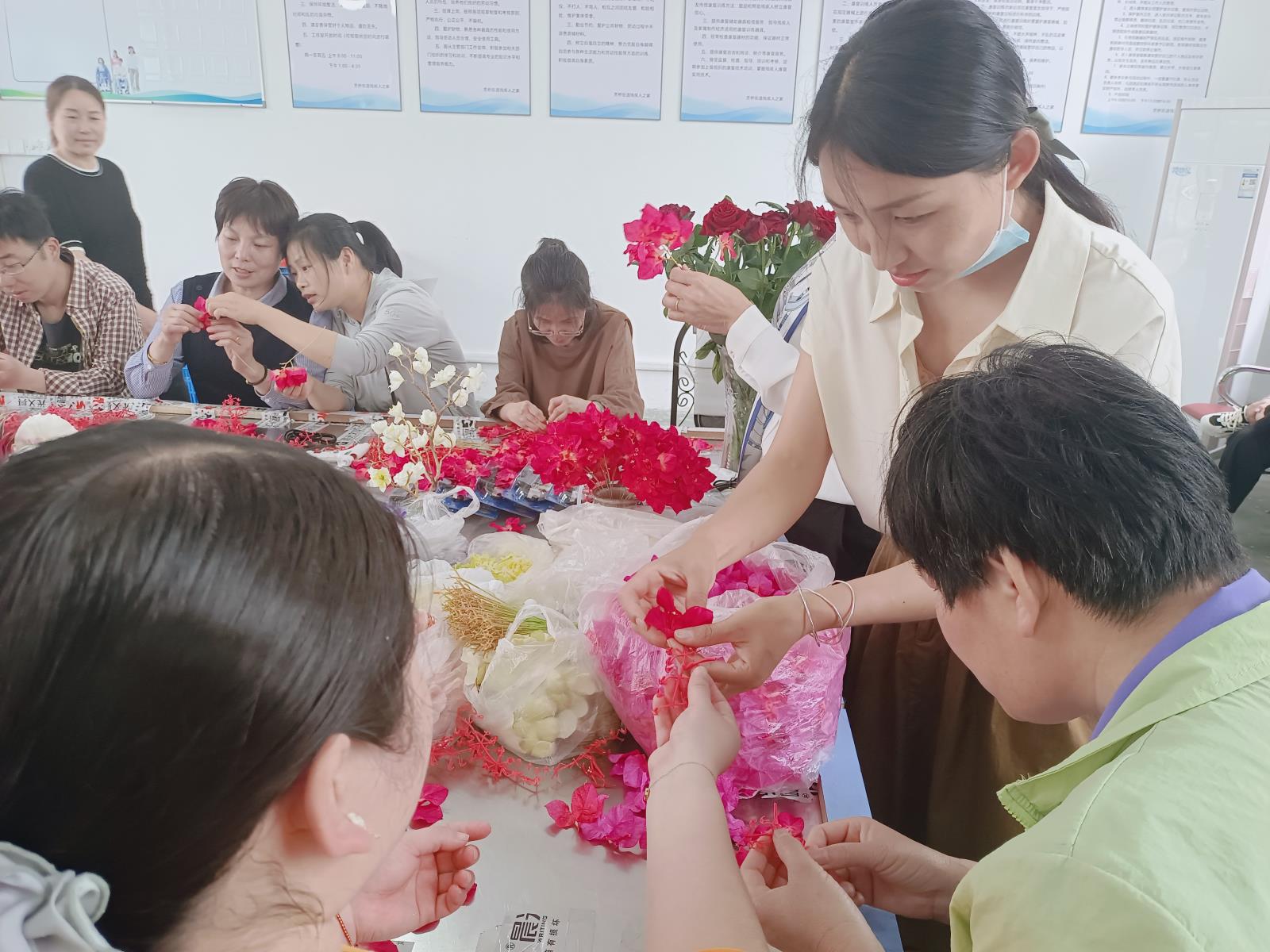 宜兴市芳桥街道残联举办残疾人手工布艺仿真花制作培训(1).jpg 宜兴市芳桥街道残联举办残疾人手工布艺仿真花制作培训(1).jpg