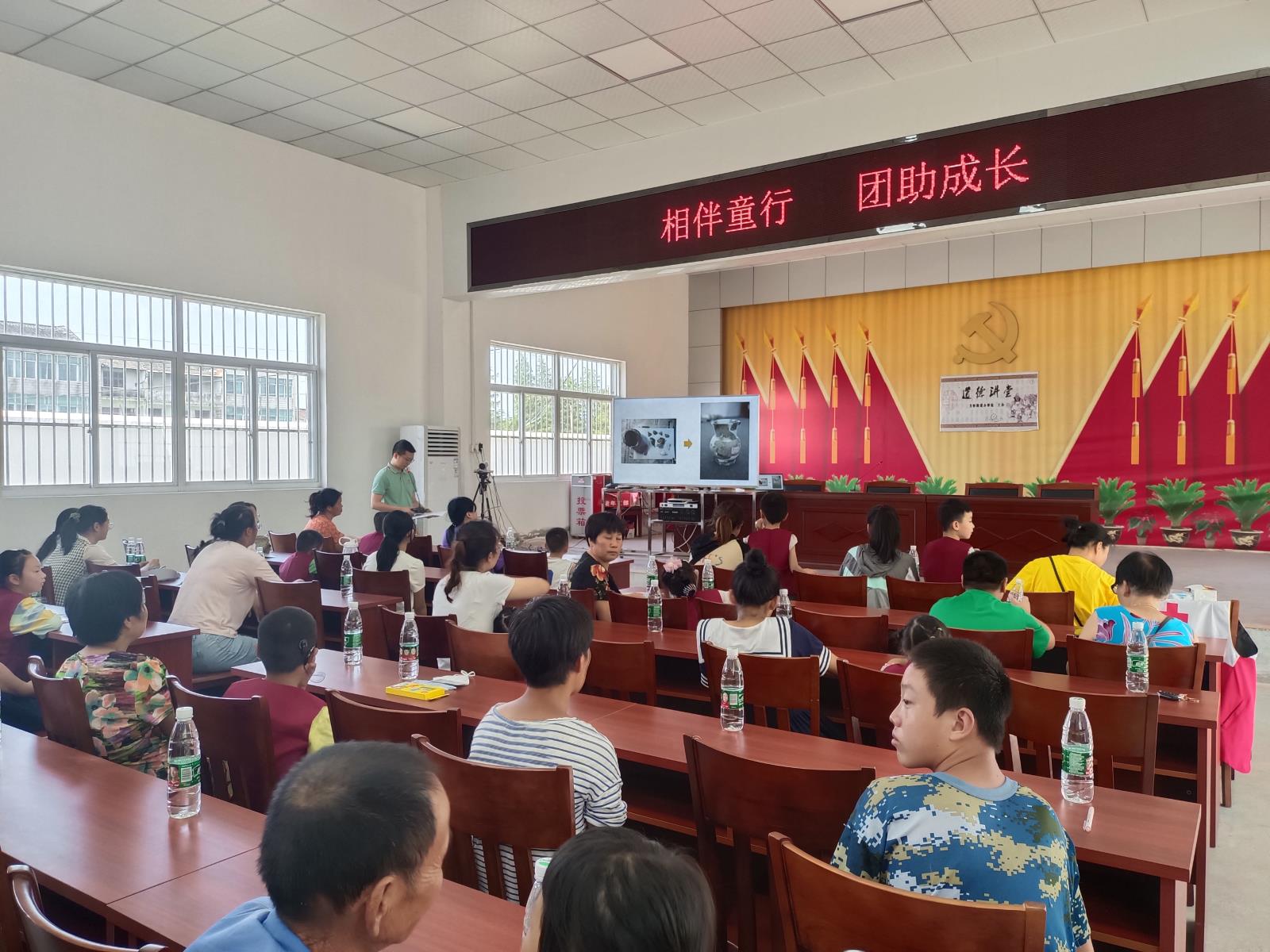相伴童行 团助成长——宜兴市芳桥街道残联组织残疾儿童开展手工修复文物活动.jpg 相伴童行 团助成长——宜兴市芳桥街道残联组织残疾儿童开展手工修复文物活动.jpg