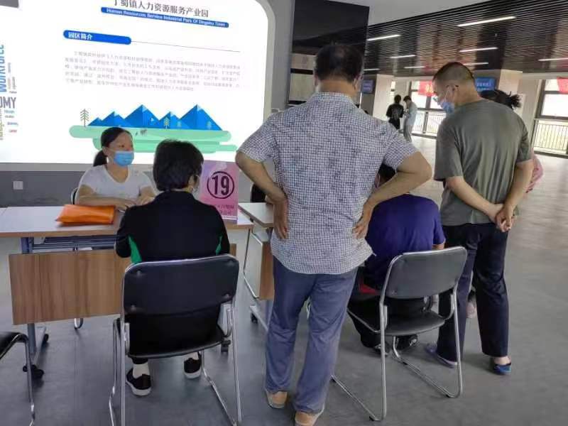 宜兴市丁蜀镇残联举办残疾人专场招聘会.jpg 宜兴市丁蜀镇残联举办残疾人专场招聘会.jpg