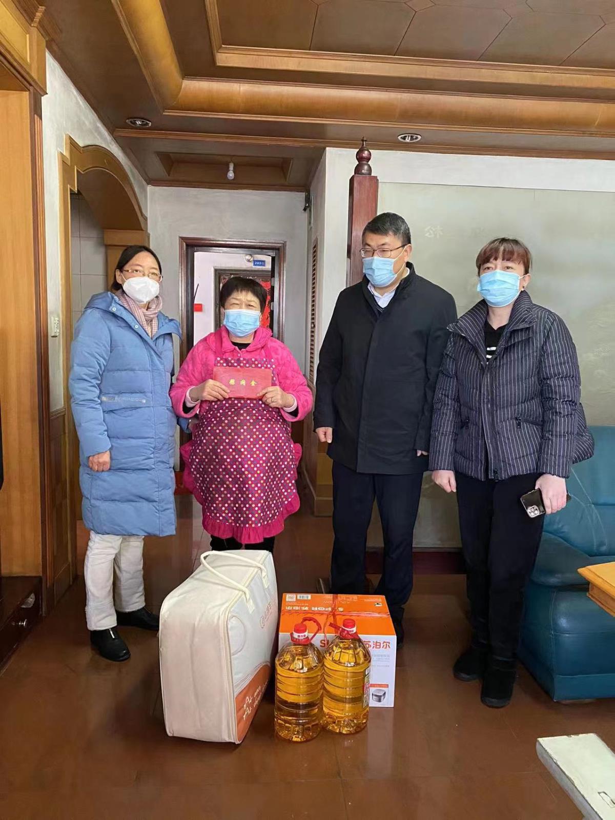 宜兴市宜城街道办事处领导一行深入社区开展走访慰问困难残疾人活动.jpg 宜兴市宜城街道办事处领导一行深入社区开展走访慰问困难残疾人活动.jpg