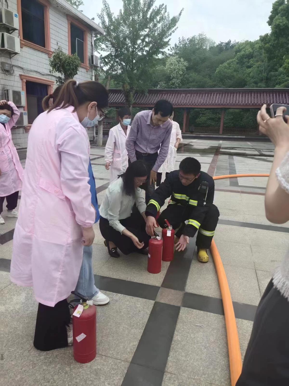 隐患重于明火 责任重于泰山——宜兴市张渚镇残联赴镇敬老院举行消防演练.jpg 隐患重于明火 责任重于泰山——宜兴市张渚镇残联赴镇敬老院举行消防演练.jpg