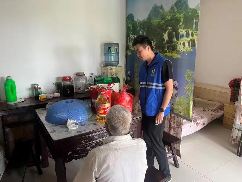 宜兴市新庄街道残联开展走访慰问困难残疾人家庭活动.jpg 宜兴市新庄街道残联开展走访慰问困难残疾人家庭活动.jpg
