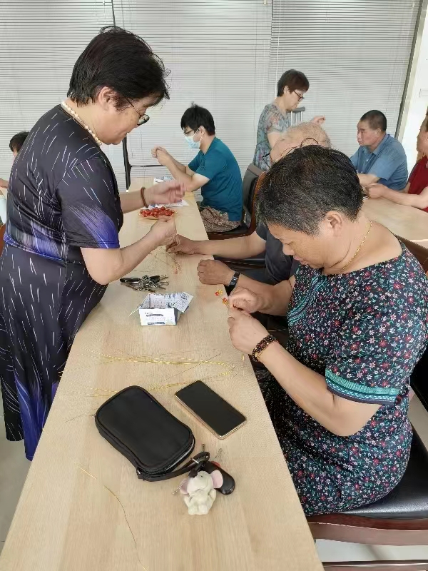“微光聚巷”手工制作 点亮残疾人生活——宜兴市宜城街道巷头社区组织残疾人开展创意手工制作活动.jpg “微光聚巷”手工制作 点亮残疾人生活——宜兴市宜城街道巷头社区组织残疾人开展创意手工制作活动.jpg