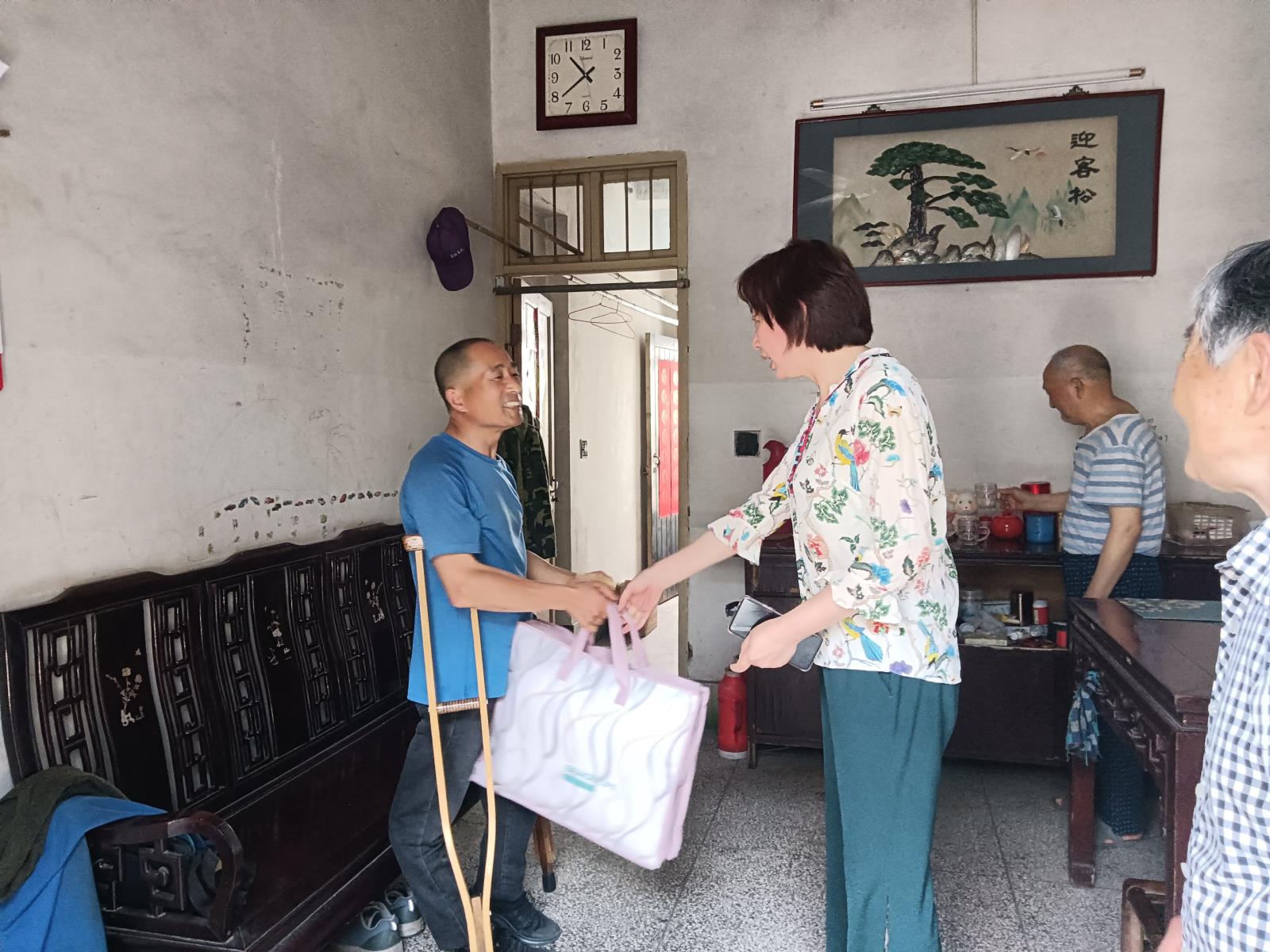 宜兴市徐舍镇残联开展中秋慰问困难残疾人家庭活动.jpg 宜兴市徐舍镇残联开展中秋慰问困难残疾人家庭活动.jpg