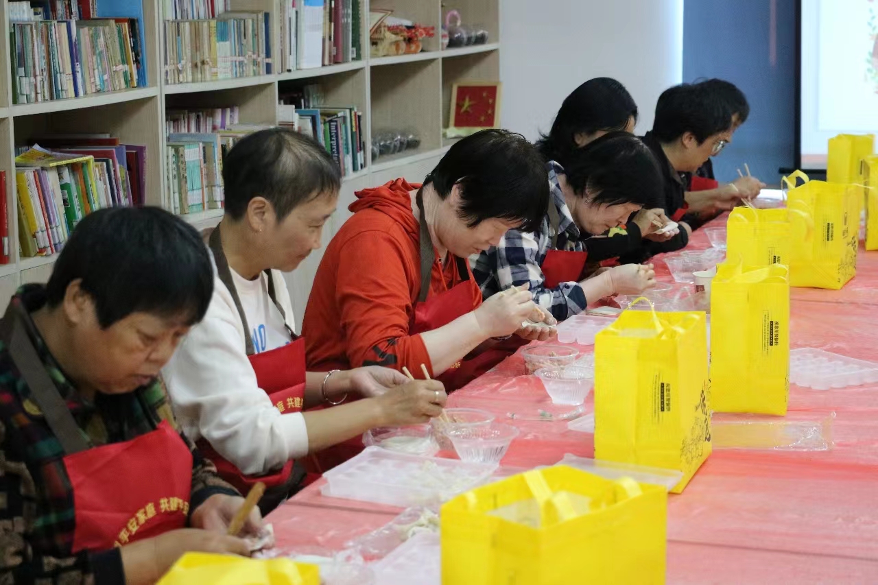 巧手包馄饨 助残暖人心——宜兴市丁蜀镇湖渎社区“残疾人之家”举办包馄饨比赛.jpg 巧手包馄饨 助残暖人心——宜兴市丁蜀镇湖渎社区“残疾人之家”举办包馄饨比赛.jpg
