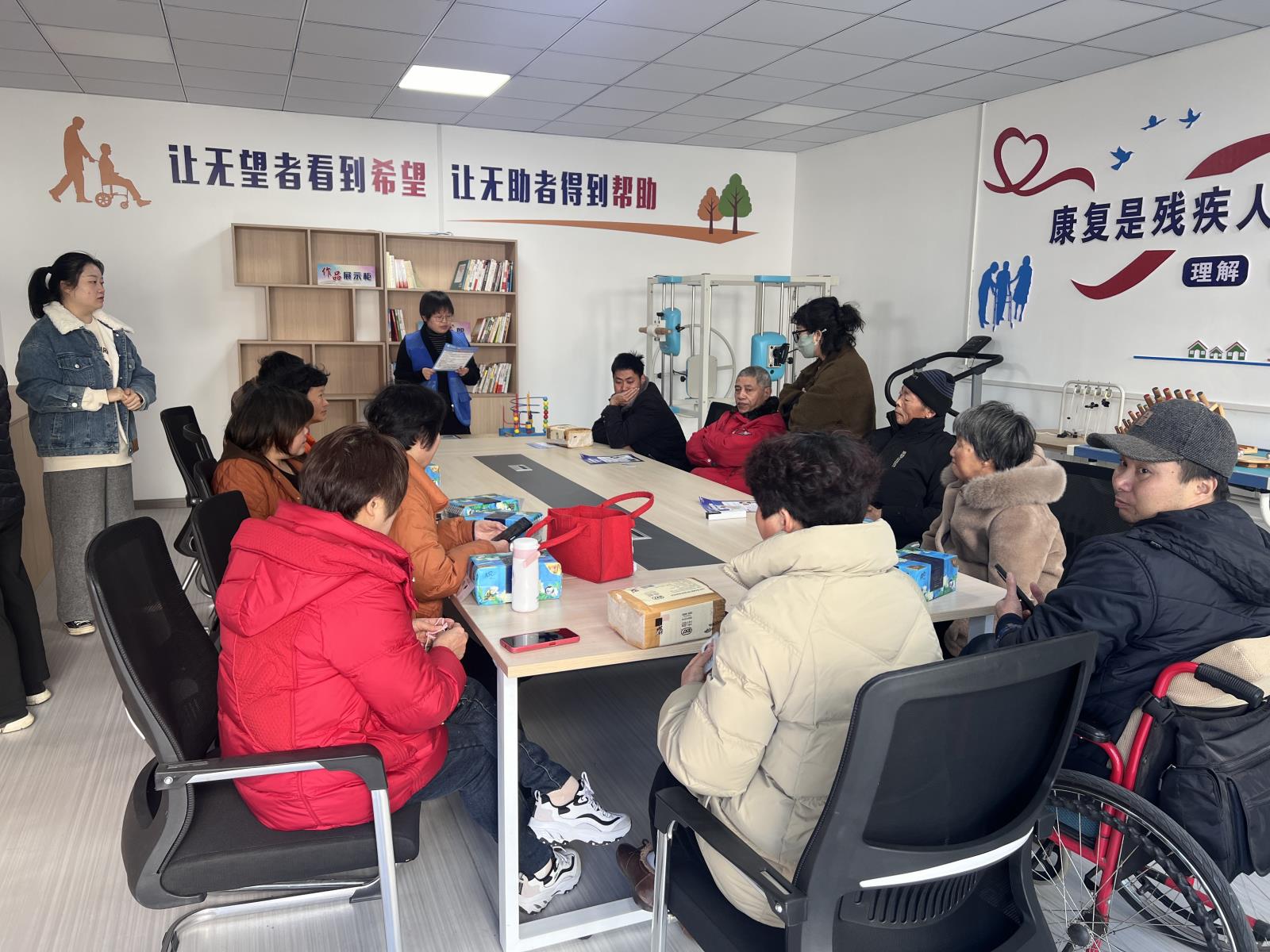 宜兴市屺亭街道残联携手移动公司共筑残疾人反诈防线.jpg 宜兴市屺亭街道残联携手移动公司共筑残疾人反诈防线.jpg