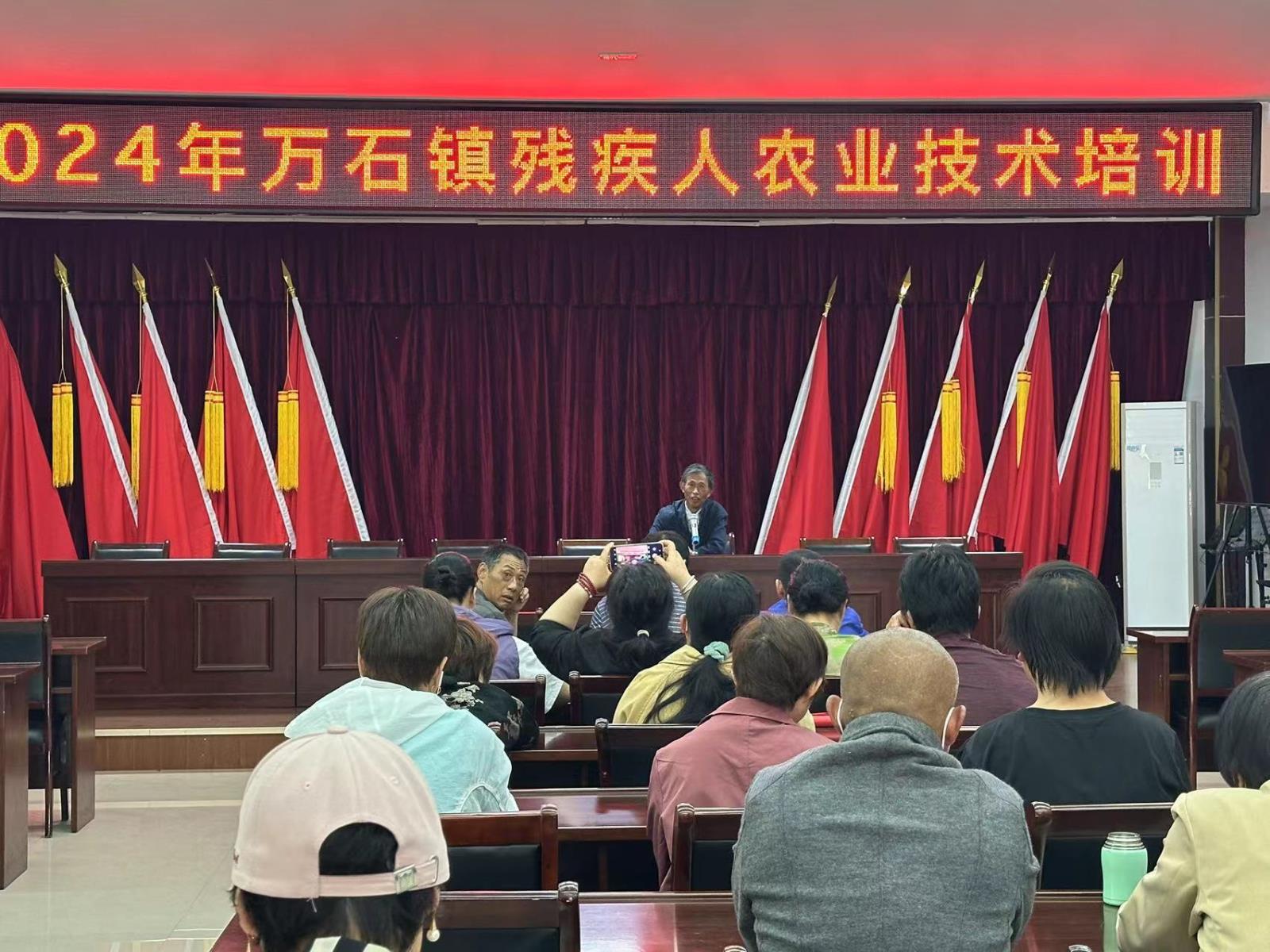 宜兴市万石镇残联举办残疾人水芹种植技术培训.jpg 宜兴市万石镇残联举办残疾人水芹种植技术培训.jpg