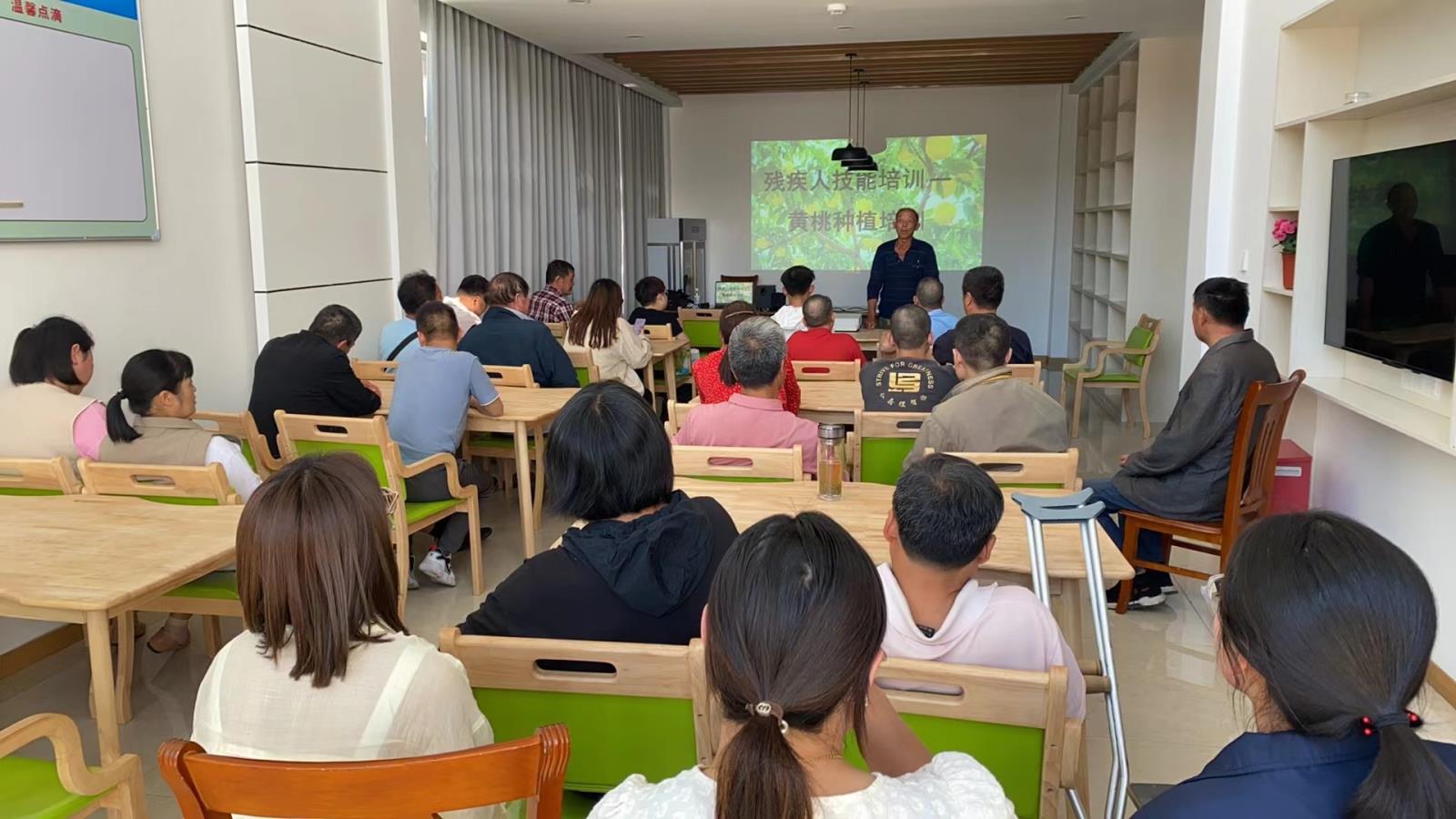 宜兴市新建镇残联组织残疾人开展黄桃种植技能培训.jpg 宜兴市新建镇残联组织残疾人开展黄桃种植技能培训.jpg