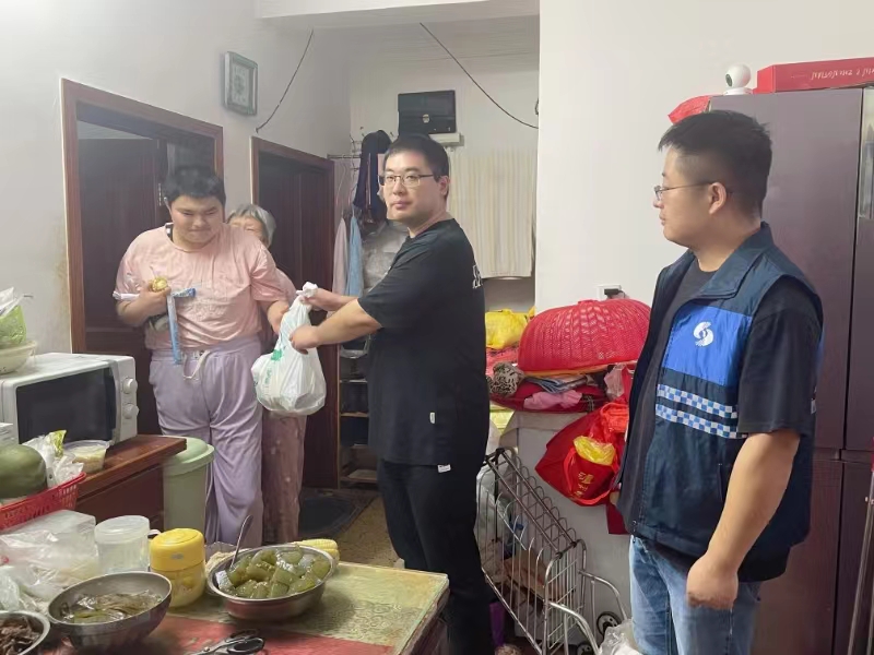 丁蜀镇残联开展“高温送清凉”走访慰问困难残疾人活动.jpg 丁蜀镇残联开展“高温送清凉”走访慰问困难残疾人活动.jpg