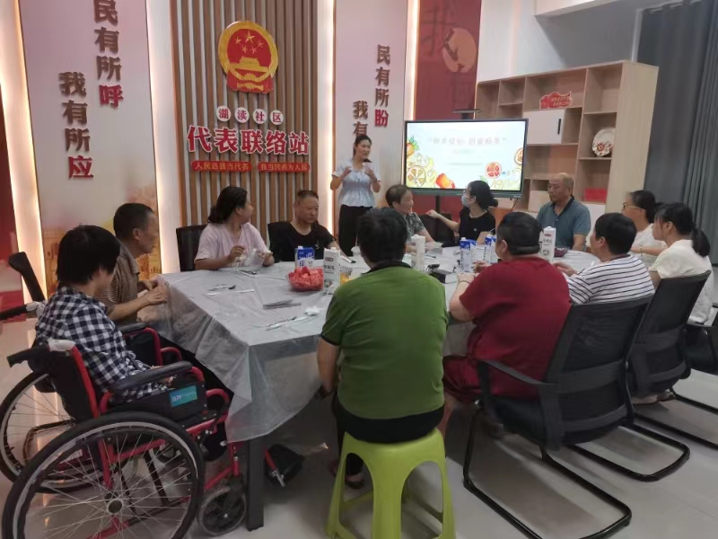 鲜果缤纷 甜蜜畅享——湖渎社区“残疾人之家”举办水果捞DIY活动.jpg 鲜果缤纷 甜蜜畅享——湖渎社区“残疾人之家”举办水果捞DIY活动.jpg