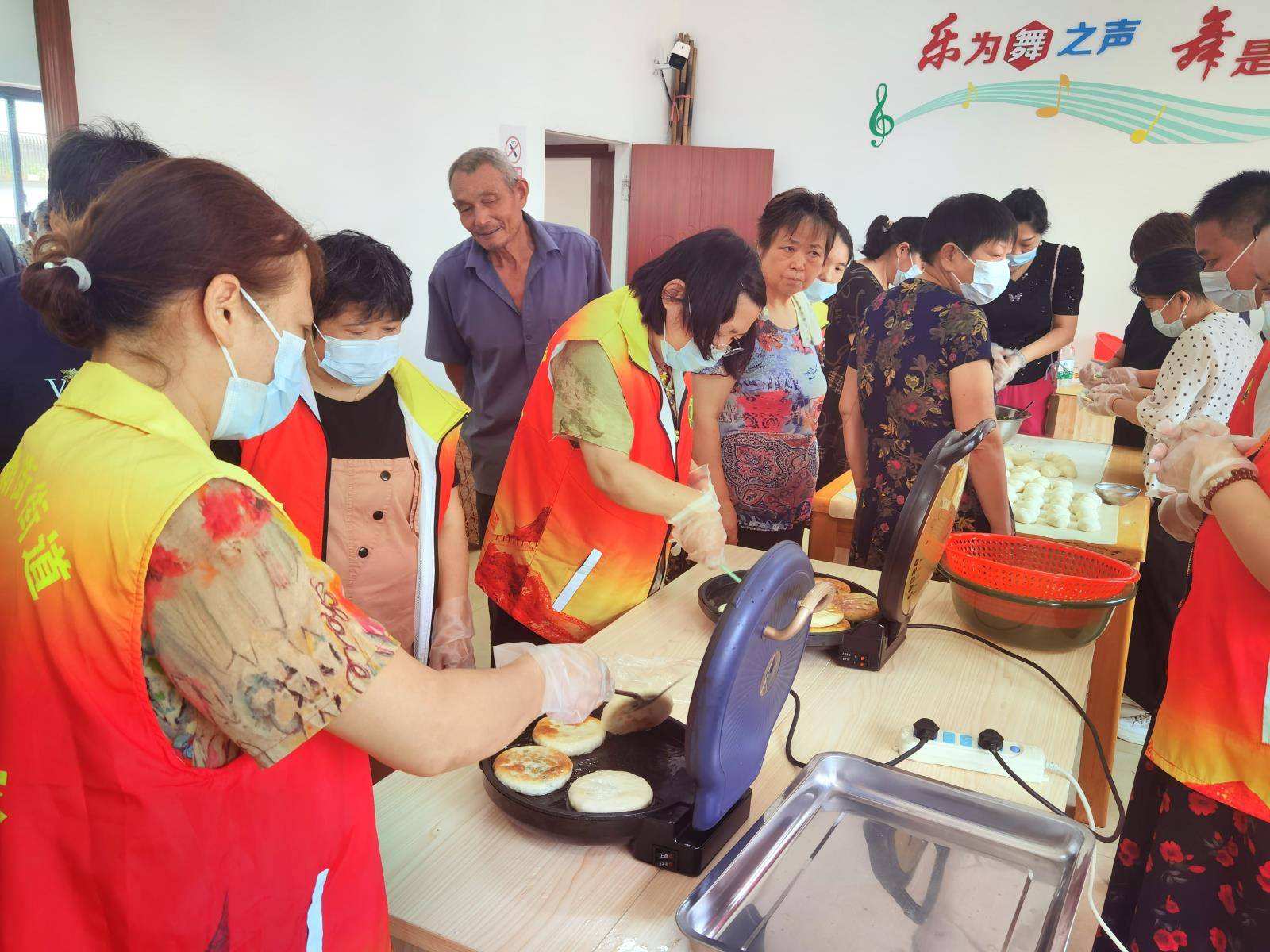桂花飘香传玉宇 花好月圆人团圆——新街街道“残疾人之家”开展庆中秋节系列活动(1).jpg 桂花飘香传玉宇 花好月圆人团圆——新街街道“残疾人之家”开展庆中秋节系列活动(1).jpg