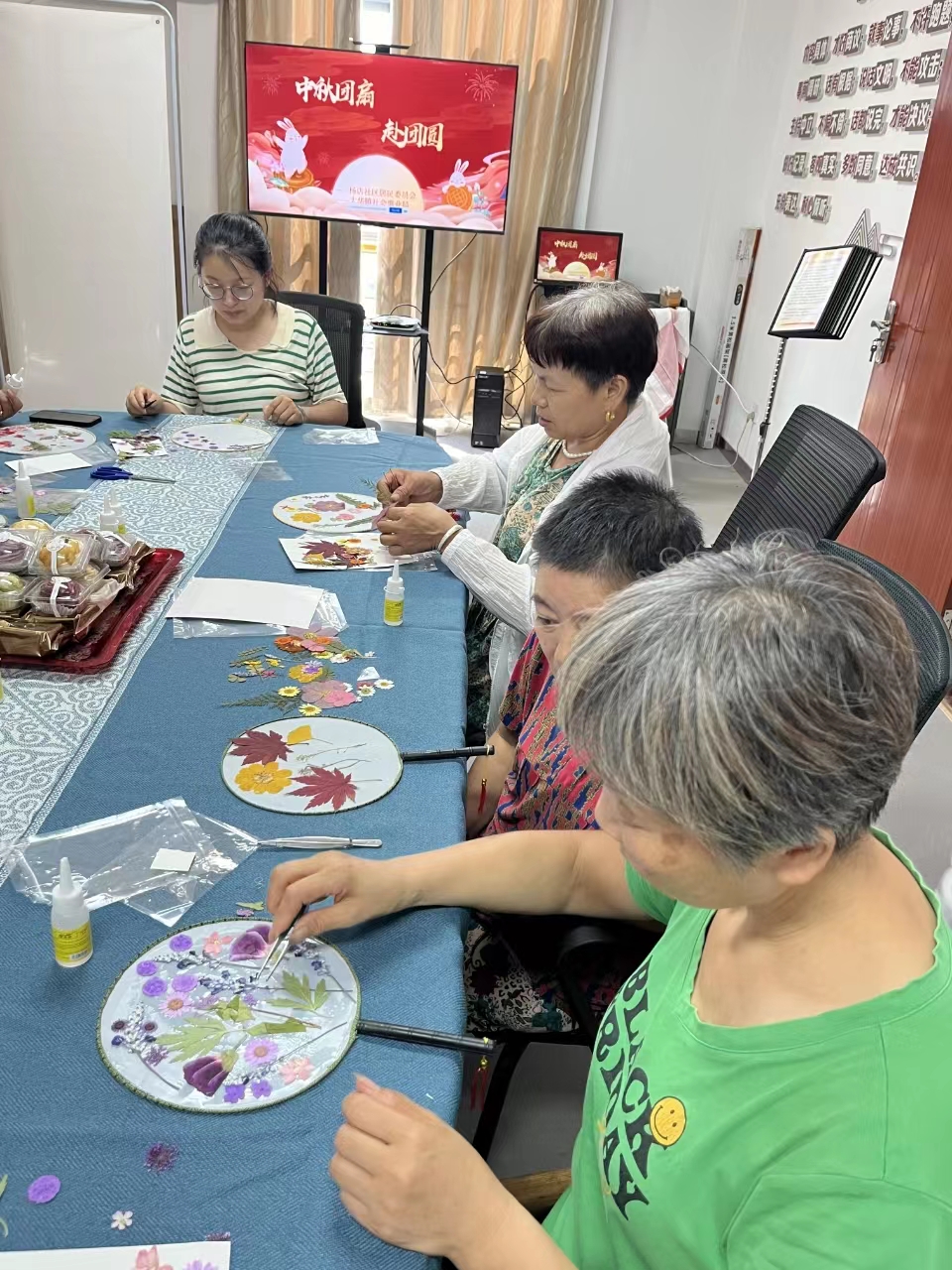 匠心独运 共绘美好未来——太华镇“残疾人之家”成功举办团扇制作活动(1).jpg 匠心独运 共绘美好未来——太华镇“残疾人之家”成功举办团扇制作活动(1).jpg