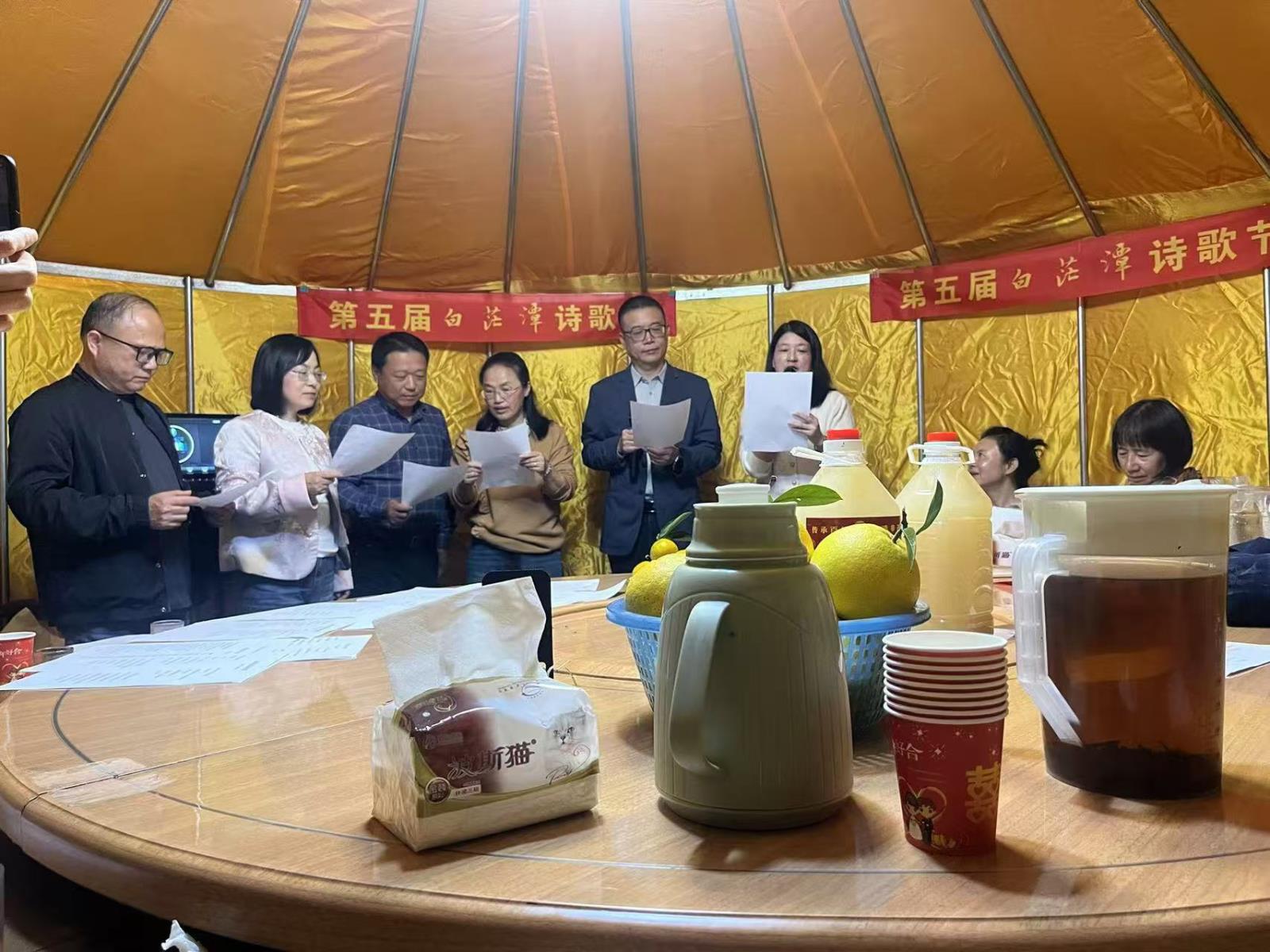 田野里长出“诗歌节”.jpg 田野里长出“诗歌节”.jpg
