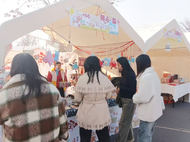 你我同心 “益”起公益——丁蜀镇残联为残疾手工艺人在古南街申请公益摊位.jpg 你我同心 “益”起公益——丁蜀镇残联为残疾手工艺人在古南街申请公益摊位.jpg