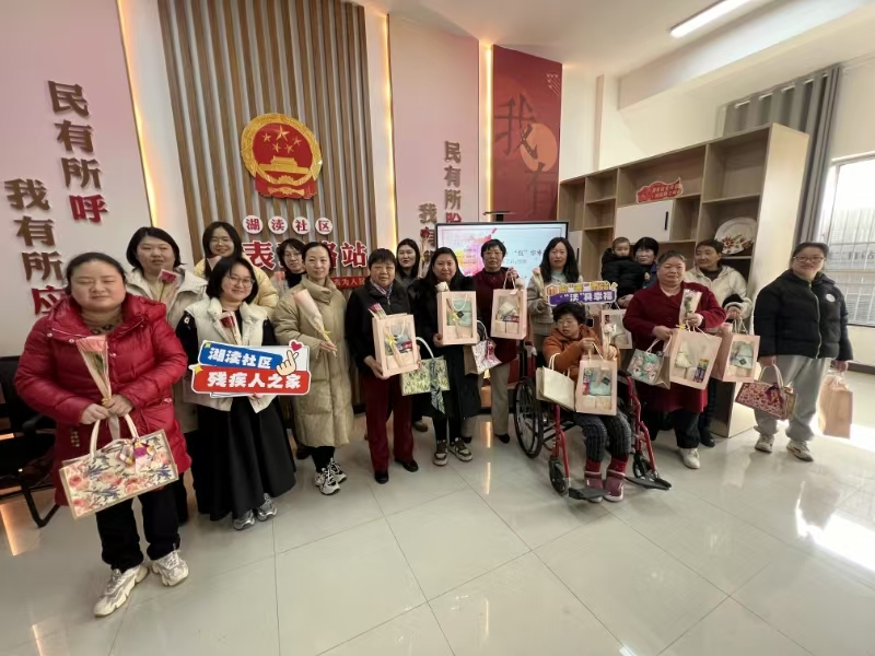 指尖造趣 “包”你幸福——丁蜀镇湖渎社区开展庆祝“三八”国际妇女节活动.jpg 指尖造趣 “包”你幸福——丁蜀镇湖渎社区开展庆祝“三八”国际妇女节活动.jpg