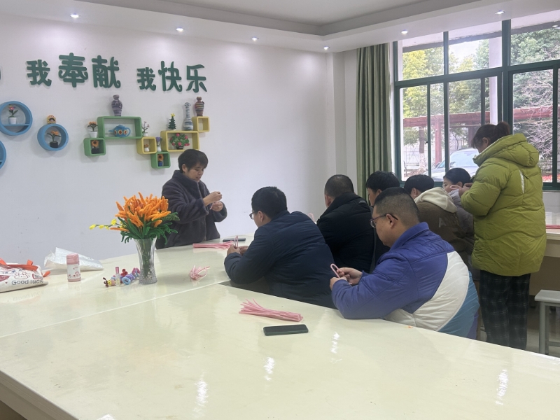 扭扭棒里绽放的春天——徐舍镇残联带领残疾人赴爱德培训学校参加农疗活动.jpg 扭扭棒里绽放的春天——徐舍镇残联带领残疾人赴爱德培训学校参加农疗活动.jpg
