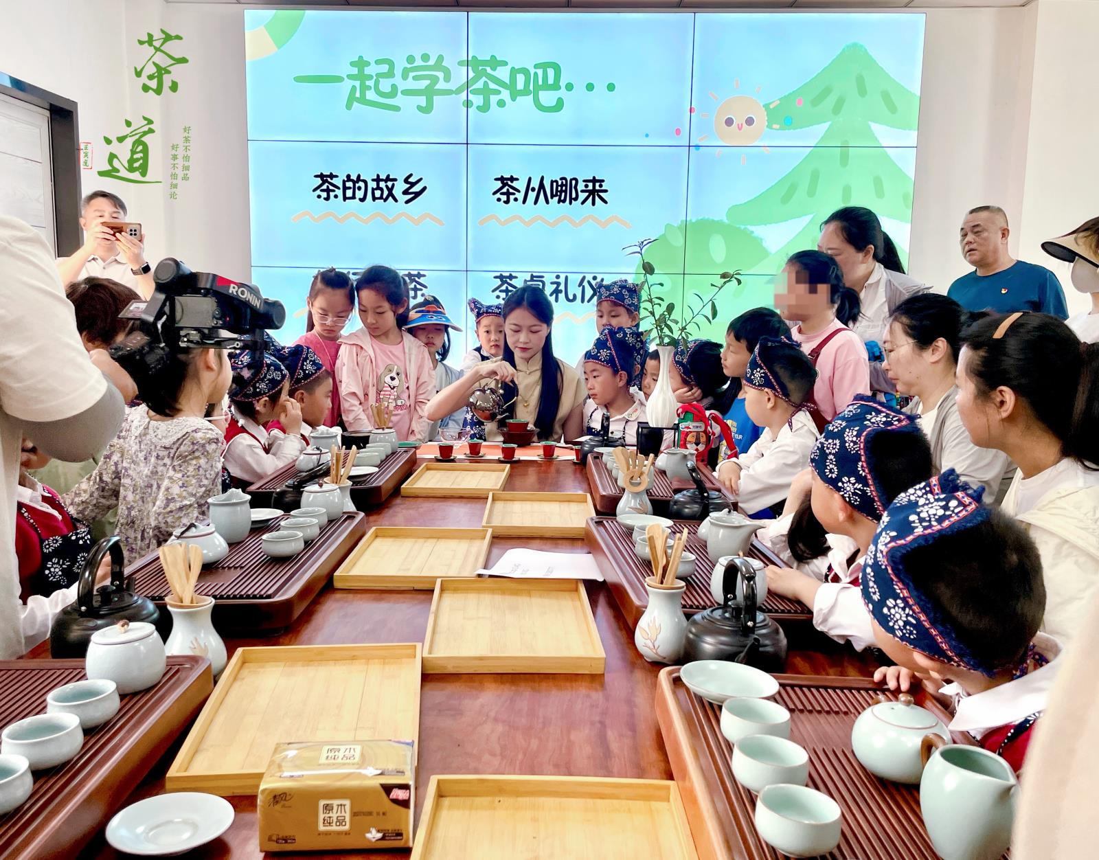 一叶融情 童心筑梦——新街街道残联开展春日采茶主题活动wps.jpg 一叶融情 童心筑梦——新街街道残联开展春日采茶主题活动wps.jpg