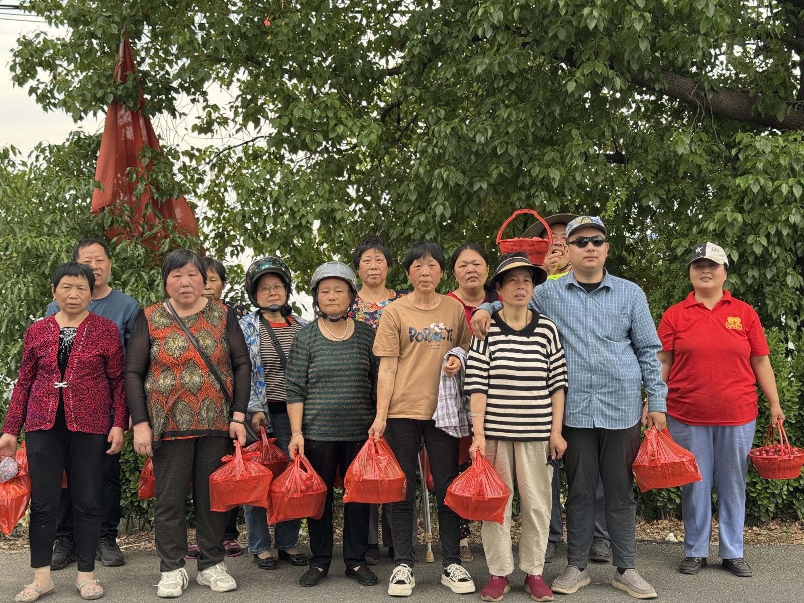 爱心采摘 番倍快乐——和桥镇残联组织残疾人开展采摘活动.jpg 爱心采摘 番倍快乐——和桥镇残联组织残疾人开展采摘活动.jpg