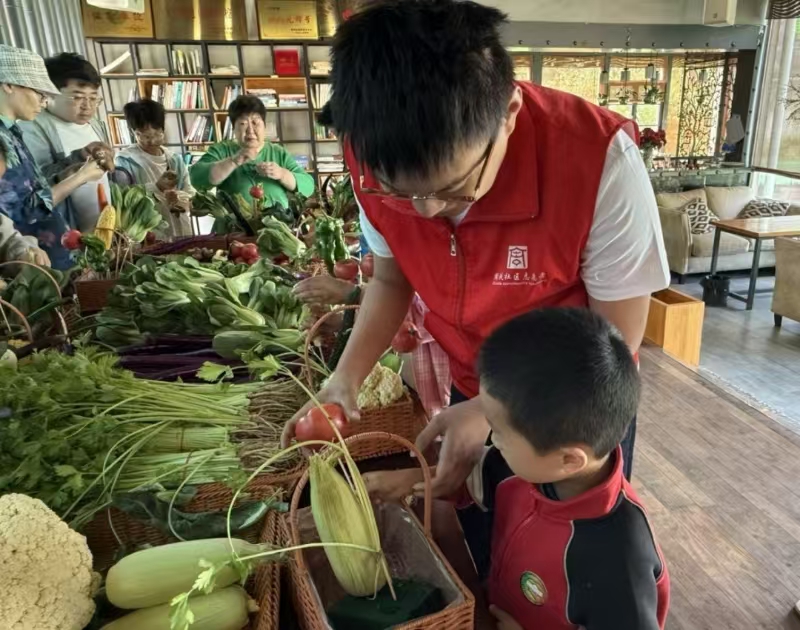 周铁社区开展共植爱心篮活动.jpg