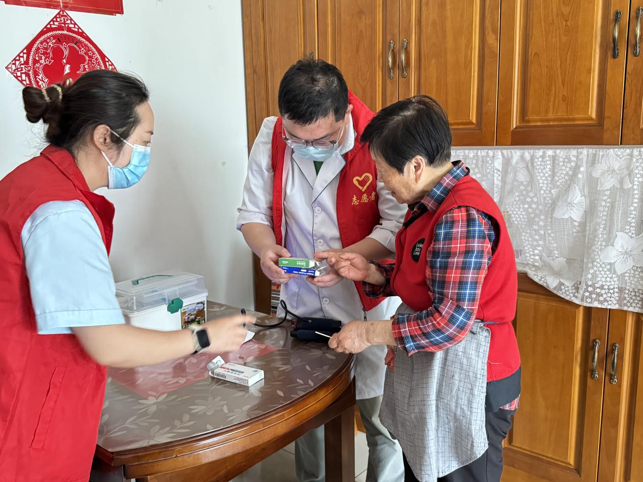 上门义诊暖人心 情系残疾老人——宜城街道枫隐社区开展为残疾老人上门送医疗服务活动.png 上门义诊暖人心 情系残疾老人——宜城街道枫隐社区开展为残疾老人上门送医疗服务活动.png