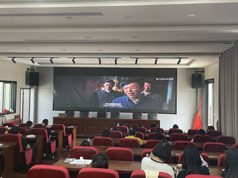 光影传递正能量——新庄街道残联组织残疾人观看爱国题材电影.jpg 光影传递正能量——新庄街道残联组织残疾人观看爱国题材电影.jpg