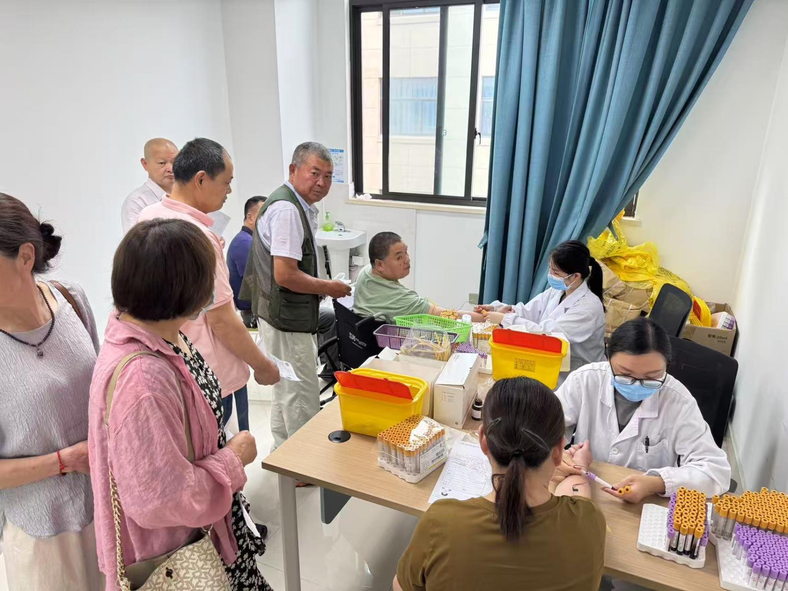 和桥镇残联组织残疾人进行免费体检.jpg 和桥镇残联组织残疾人进行免费体检.jpg
