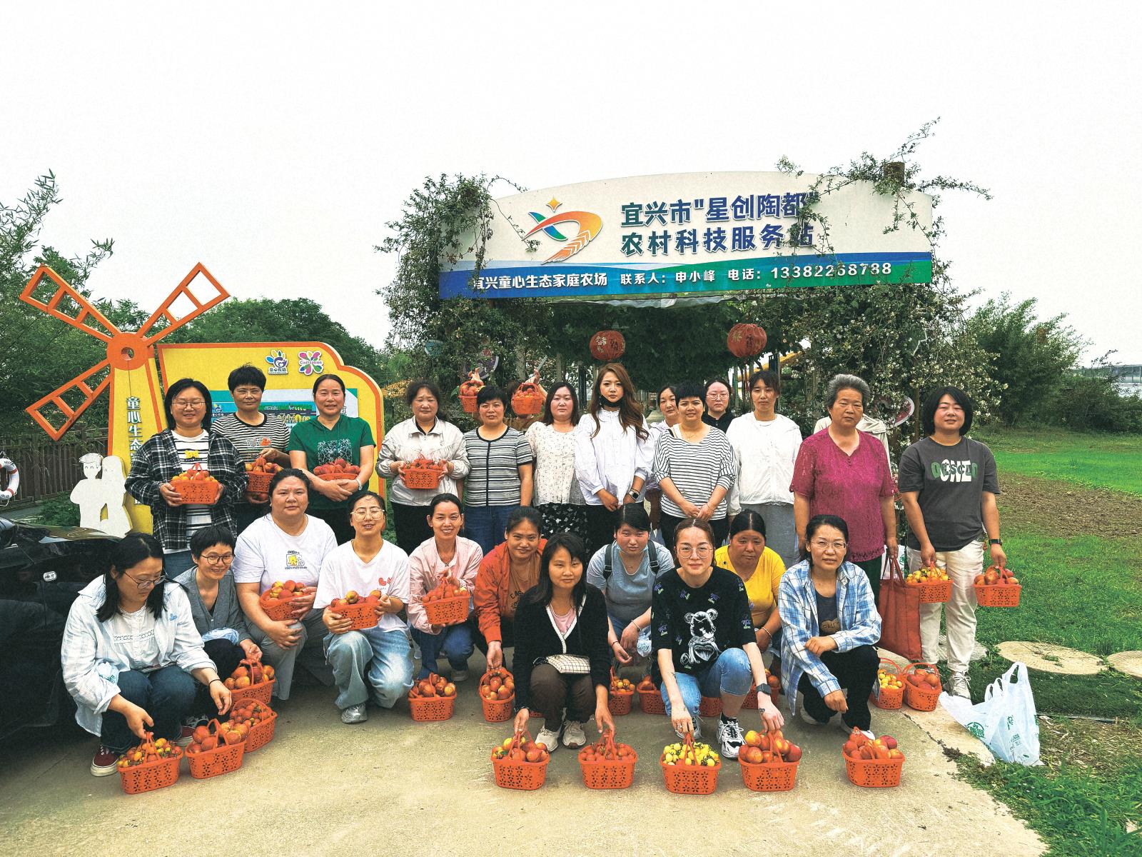 爱心助残 共享丰收——芳桥街道残联开展助残日残疾人采摘活动.jpg 爱心助残 共享丰收——芳桥街道残联开展助残日残疾人采摘活动.jpg