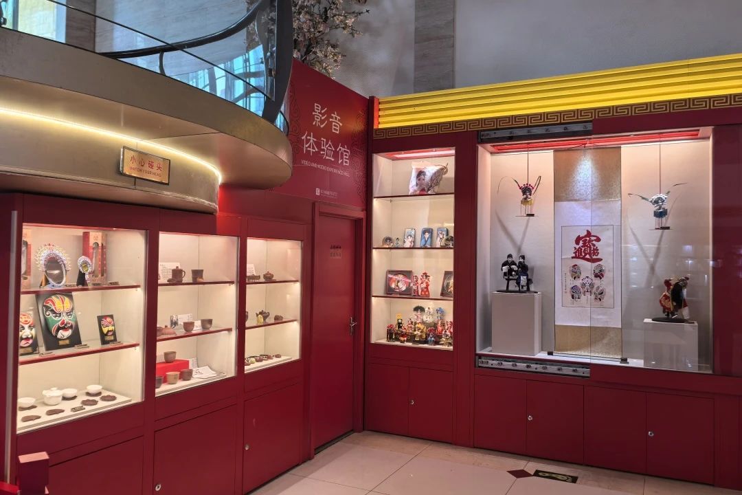 宜兴在梅兰芳大剧院开设残疾人紫砂文创作品爱心专柜.png 宜兴在梅兰芳大剧院开设残疾人紫砂文创作品爱心专柜.png