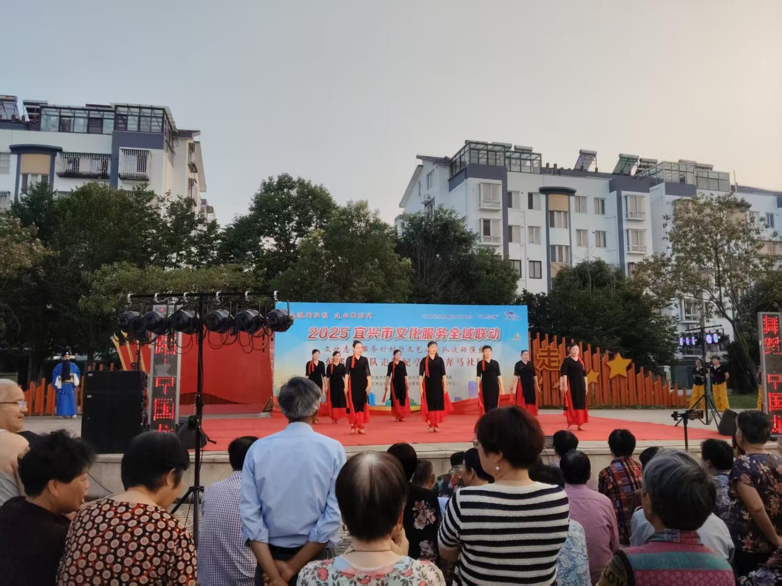 文艺演出点亮残疾人的多彩夜生活——屺亭街道残联举办村村行助残文艺演出.jpg 文艺演出点亮残疾人的多彩夜生活——屺亭街道残联举办村村行助残文艺演出.jpg