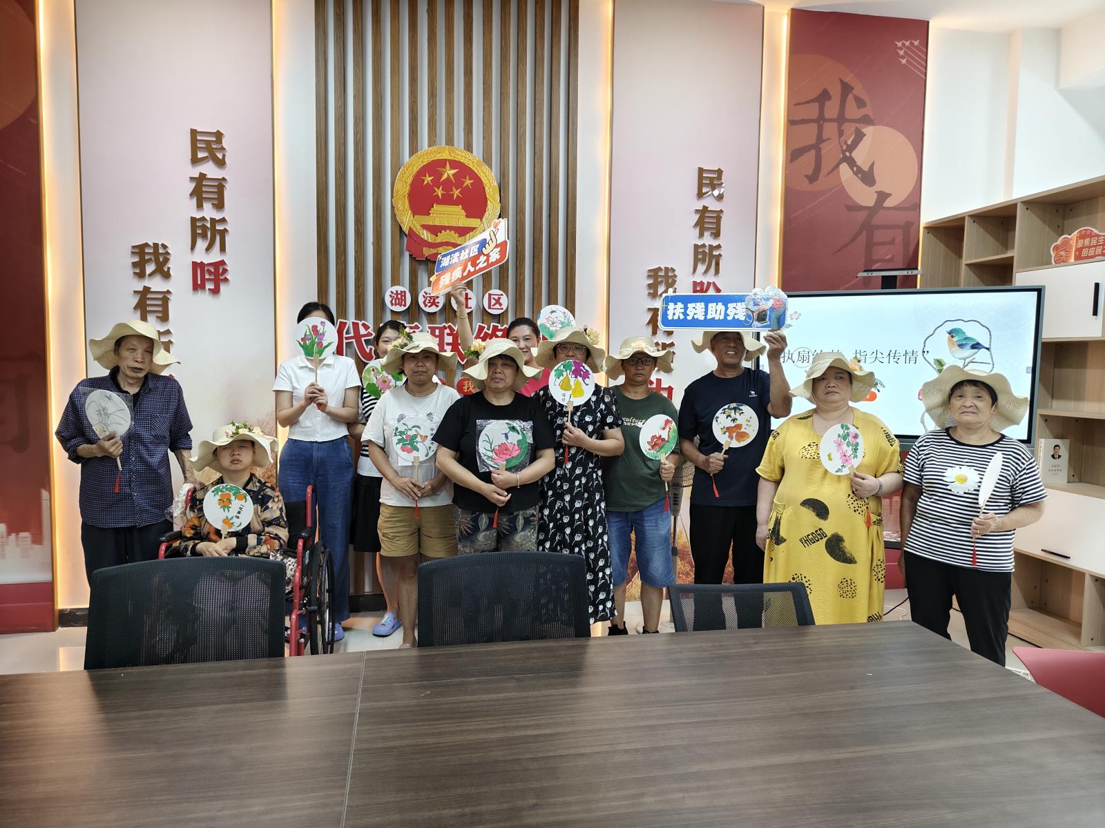 执扇绘梦 指尖传情——丁蜀镇湖渎社区“残疾人之家”开展手工DIY活动.jpg 执扇绘梦 指尖传情——丁蜀镇湖渎社区“残疾人之家”开展手工DIY活动.jpg